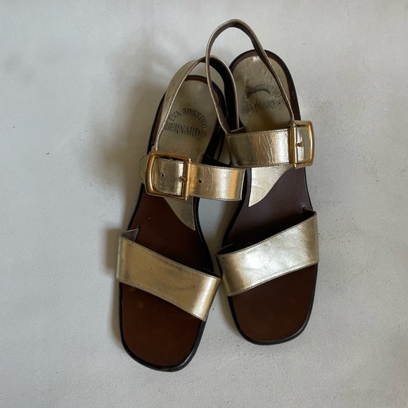 1970s gold leather sandal with chunky heel by Eva Sonnino for Bernardo - Picture 3 of 8